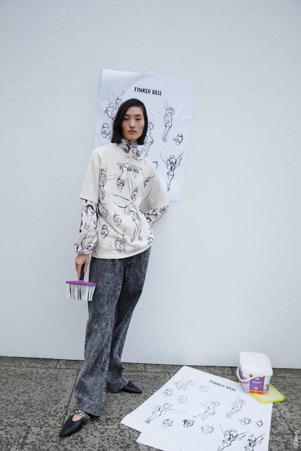 Fondo crudo para la camiseta en la que los bocetos de Campanilla centran la atención del frontal, mientras que la espalda queda para Peter Pan. Cuesta 15,99 euros y está disponible entre las tallas S y L.