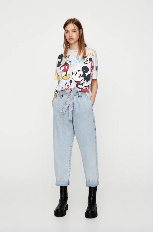 Como buena colección de primavera que es, el lila también está presente en las camisetas Disney de Pull & Bear, en este caso con varios Mickey en el dibujo. Cuesta 15,99 euros y está disponible entre las tallas XS y XL.