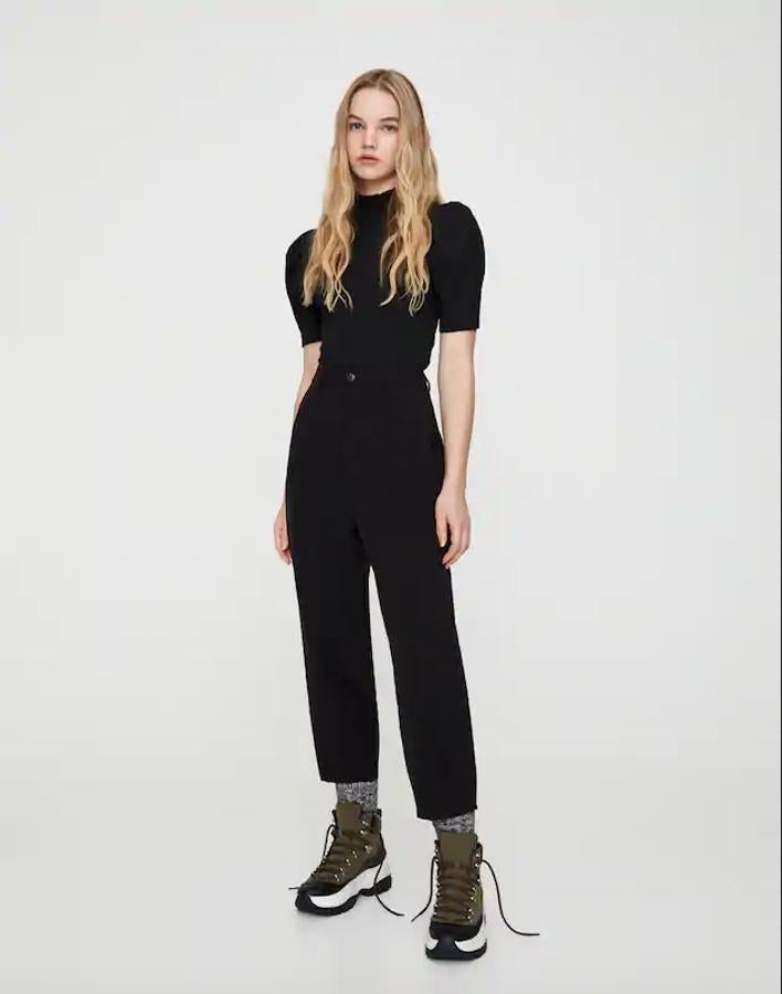 En negro y en verde esmeralda, esta camiseta perkins con mangas con columen costaba 12,99 euros y ahora puedes comprarla por 6,49 euros. En negro está disponible entre las tallas XS y L, en verde entre la XS y la M.