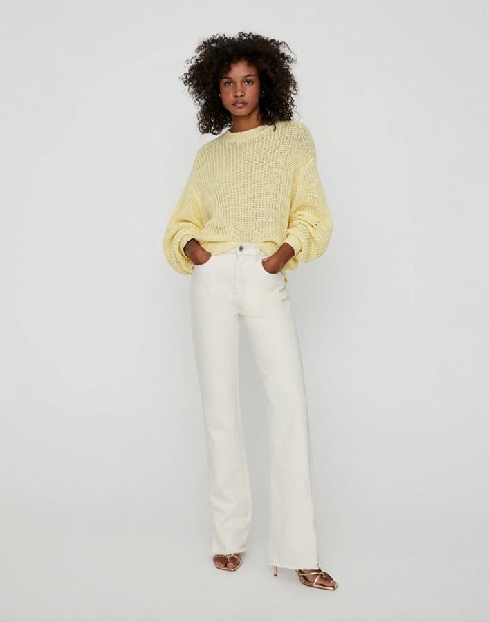Diseño ligero en punto inglés con volumen en las mangas y el cuerpo para este jersey en amarillo pastel ideal para todos tus jeans. Antes costaba 22,99 euros y ahora puedes encontrarla por 11,49 euros. Está disponible entre las tallas S y L, aunque esta última se está agotando.