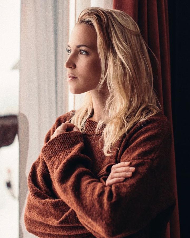 Lo de Ana Fernández parece ser un aislamiento multitudinario. La actriz pasa la cuarentena en una gran casa de campo, donde convive con su chico Adrián Roma, el compañero de este en Marlon, Juan y su chica Andrea Molina (la hija de Lydia Bosh y Micky Molina), su hermana María, y Álex, el novio de esta. A través de las redes, nos han mostrado varios de sus entretenimientos, que van desde hacer algo de deporte, a jugar a maquillarse con los ojos tapados. ¡No se aburren, no!