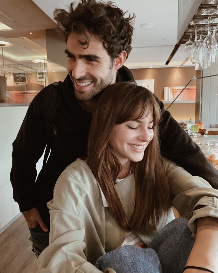 La actriz intenta mirar el lado positivo de las cosas, y si no puede salir de casa… qué mejor que pasar unos días encerrada con su chico, Juan Betancourt. Además, durante este confinamiento, la pareja ha celebrado su primer aniversario… ¡con cenita de celebración y declaración romántica incluida! Así, se hace más llevadera la cuarentena, ¿no?