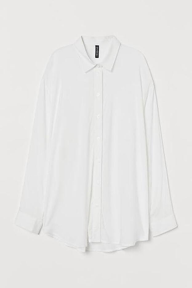 La camisa blanca que ya deberías tener en el armario está, baratísima, en H&M.