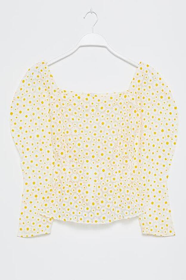 Esta es la blusa de margaritas de la nueva colección de primavera/verano de Sfera.