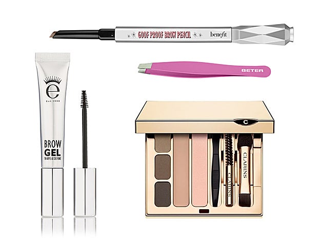 Brow Gel de Eyeko (22,55 €, en Sephora). Goof Proof Brow Pencil de Benefit Cosmetics (28,95 €). Pinza de depilar punta oblicua Soft Touch de Beter (4,10 €).de Kit Kit Sourcils Pro de Clarins (49,50 €).