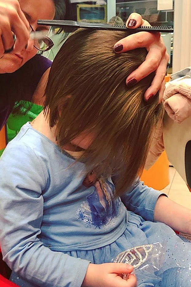 Las niñas tienen el corte de pelo más fácil: solo hay que procurar que quede igualado.