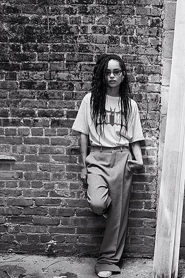 Zoë Kravitz lleva en esta foto el look perfecto para trabajar desde casa.