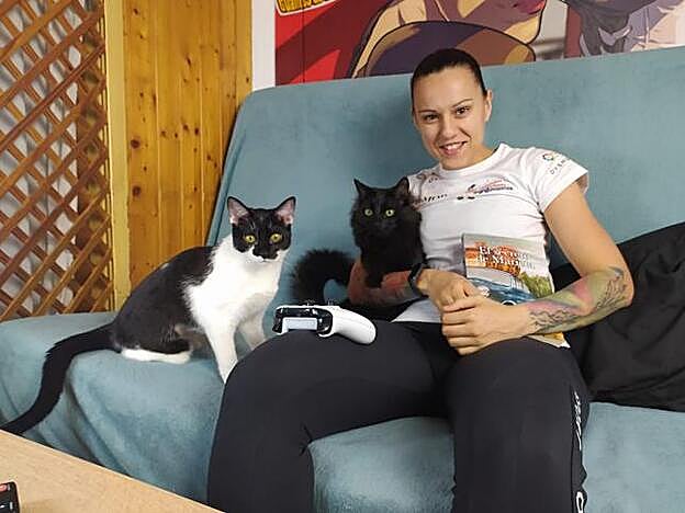 Joana Pastrana continúa con su rutina de ejercicios desde el confinamiento para no perder la forma física.