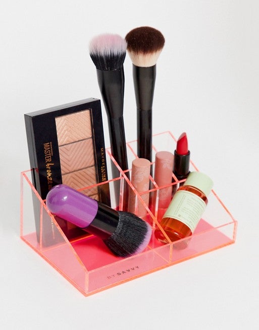 En Asos hemos encontrado un organizador modesto pero en tono rosa neón de la firma By Savvy por si te aburre el acrílico transparente. (10,99 euros).