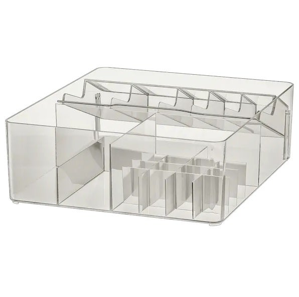 Si alguien sabe de organización, ese es Ikea. La multinacional sueca tiene organizadores tan completos como este en el que podrás meter bases de maquillaje, esponjas, brochas, labiales, sombras de ojos, pintauñas... ¡Todo lo que se te ocurra! (12 euros).