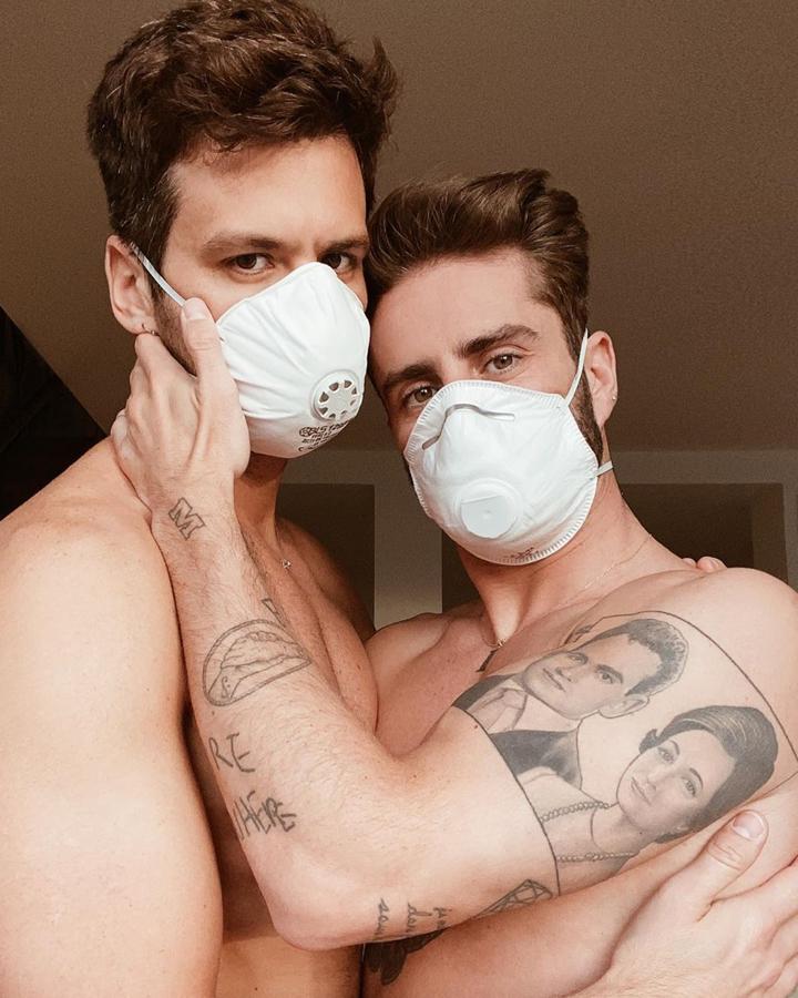 El estilista y su marido, Andy McDougall, pasan la cuarentena en su casa de Madrid, donde se hicieron esta foto, que ha levantado ampollas. Con el texto "el amor en tiempos del coronavirus", Pelayo colgaba en su Instagram esta imagen que fue duramente criticada. Muchos le acusaron de malgastar mascarillas en lugar de donarlas, y el influencer se defendió que las compraron para un viaje en avión y que el filtro ya no funcionaba. Parece que ni en aislamiento se libra Pelayo de las críticas.