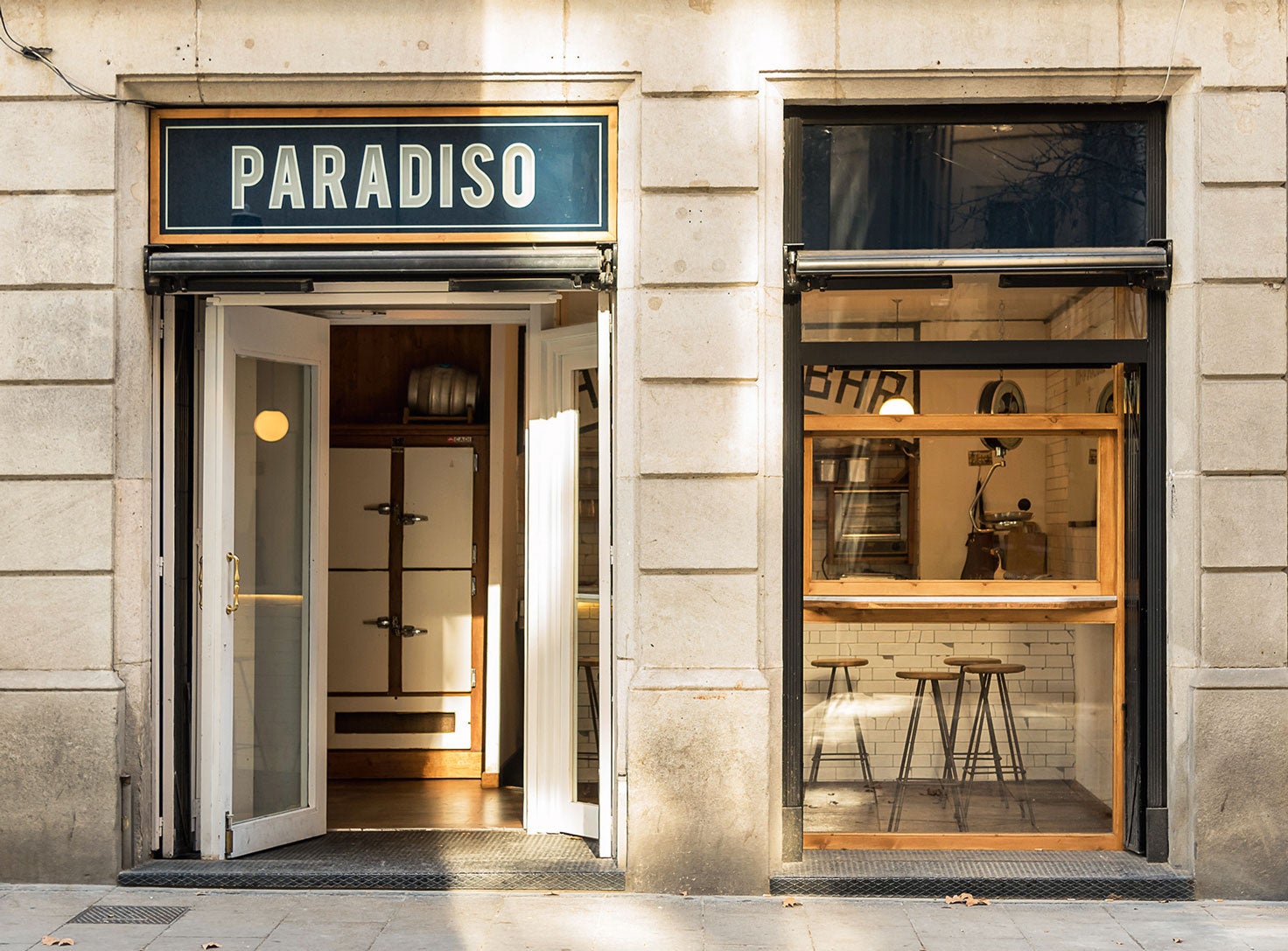 Otro bar en apariencia normal sirve de fachada a una coctelería de autor tan secreta que se esconde tras la puerta de una nevera. Una vez dentro, puro teatro: los cócteles llegan en globo aerostático o salen congelados de la botella.