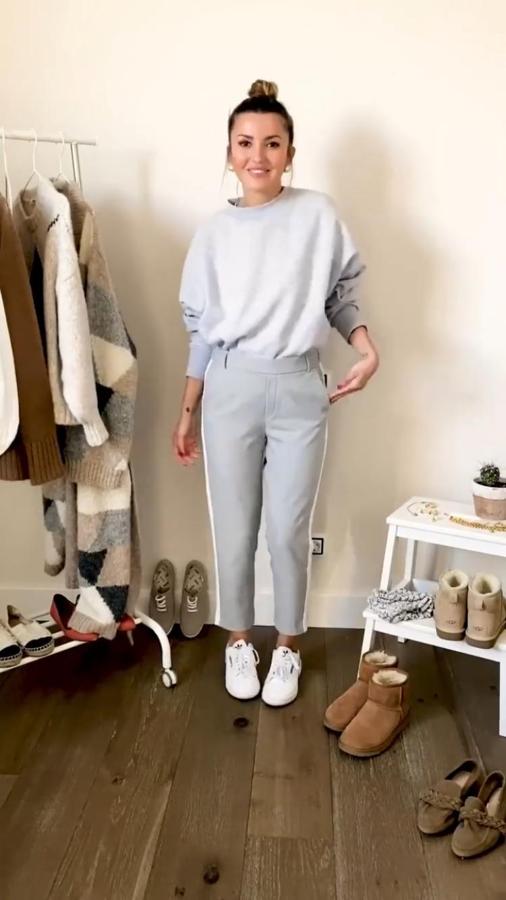 Por último, Alexandra propone una idea diferente para combinar las sudaderas al llevarla con un pantalón de pinzas y unas sneakers blancas. ¡Nos encanta!