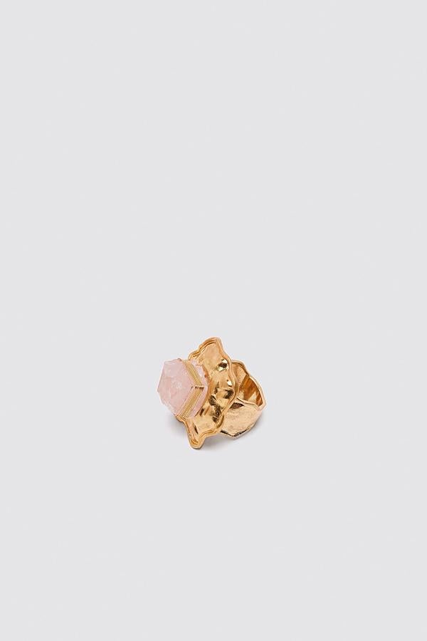 Anillo metálico con aplicación de piedra en tono rosa, disponible en las tallas S y M. Tiene un precio de 12,95 euros.