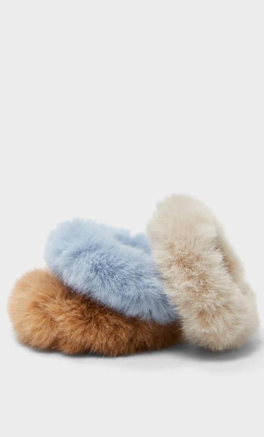 Pack de tres coleteros de peluche en tonos patel, de Stradivarius (5,99 euros).
