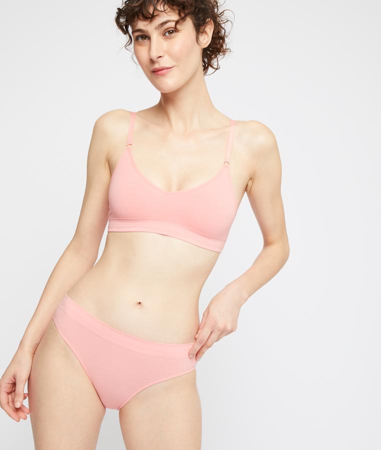 Este conjunto de Etam es tan cómodo… que ni lo notarás. Sin costuras y con espumas extraíbles para una total libertad de movimientos,  este sujetador tipo top de algodón  en color rosa (también disponible en negro, blanco y verde) tiene un precio de 19,99 euros.  La braguita a juego, también sin costuras,  cuesta 9,99 euros.