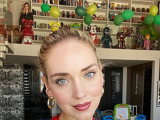 Chiara ante su imponente colección de figuras pop