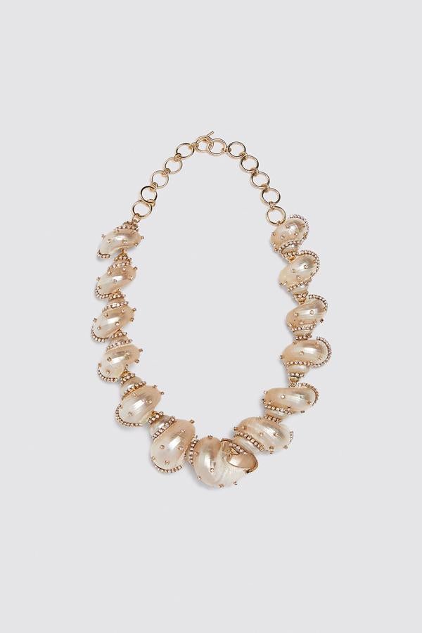 Este maxi collar con caracolas combinadas con aplicaciones joya será el auténtico protagonista de tus estilismos. Tiene un precio de 25,95 euros y un cierre tipo palanca.