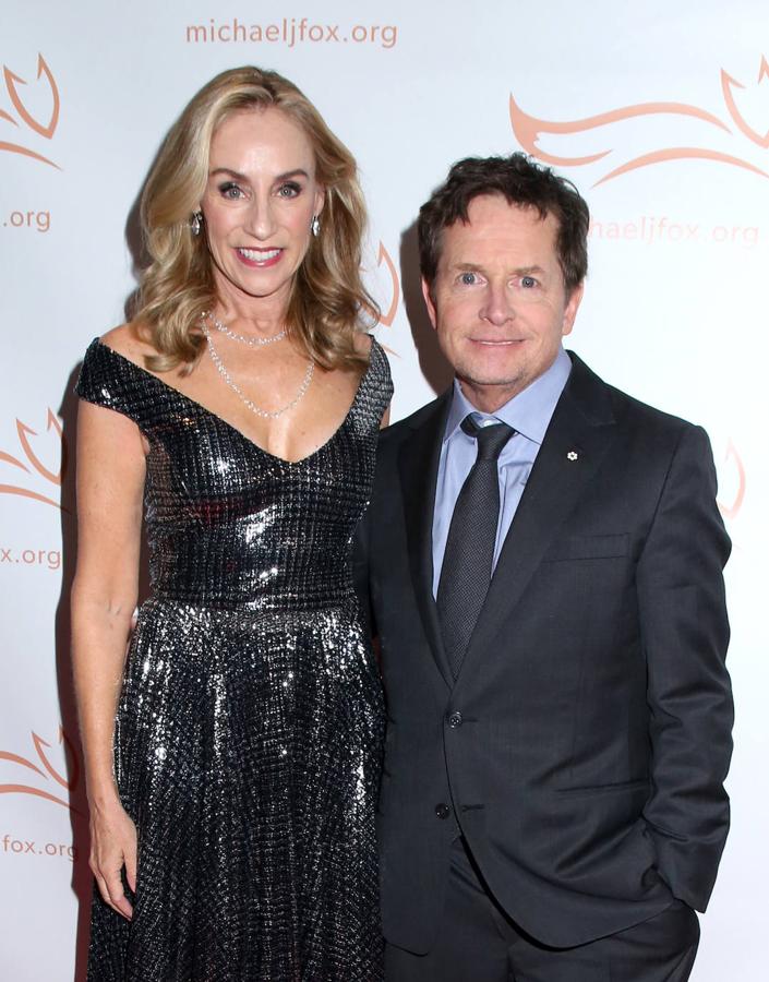 Cuando Michael J. Fox, protagonista de 'Regreso al futuro', le diagnosticaron párkinson, tan solo tenía 29 años y su matrimonio con Tracy Pollan apenas tenía tres de recorrido. 30 años después, siguen paseando su amor sin fisuras por las alfombras rojas. Ellos encarnan el "en la salud y en la enfermedad" a la perfección.