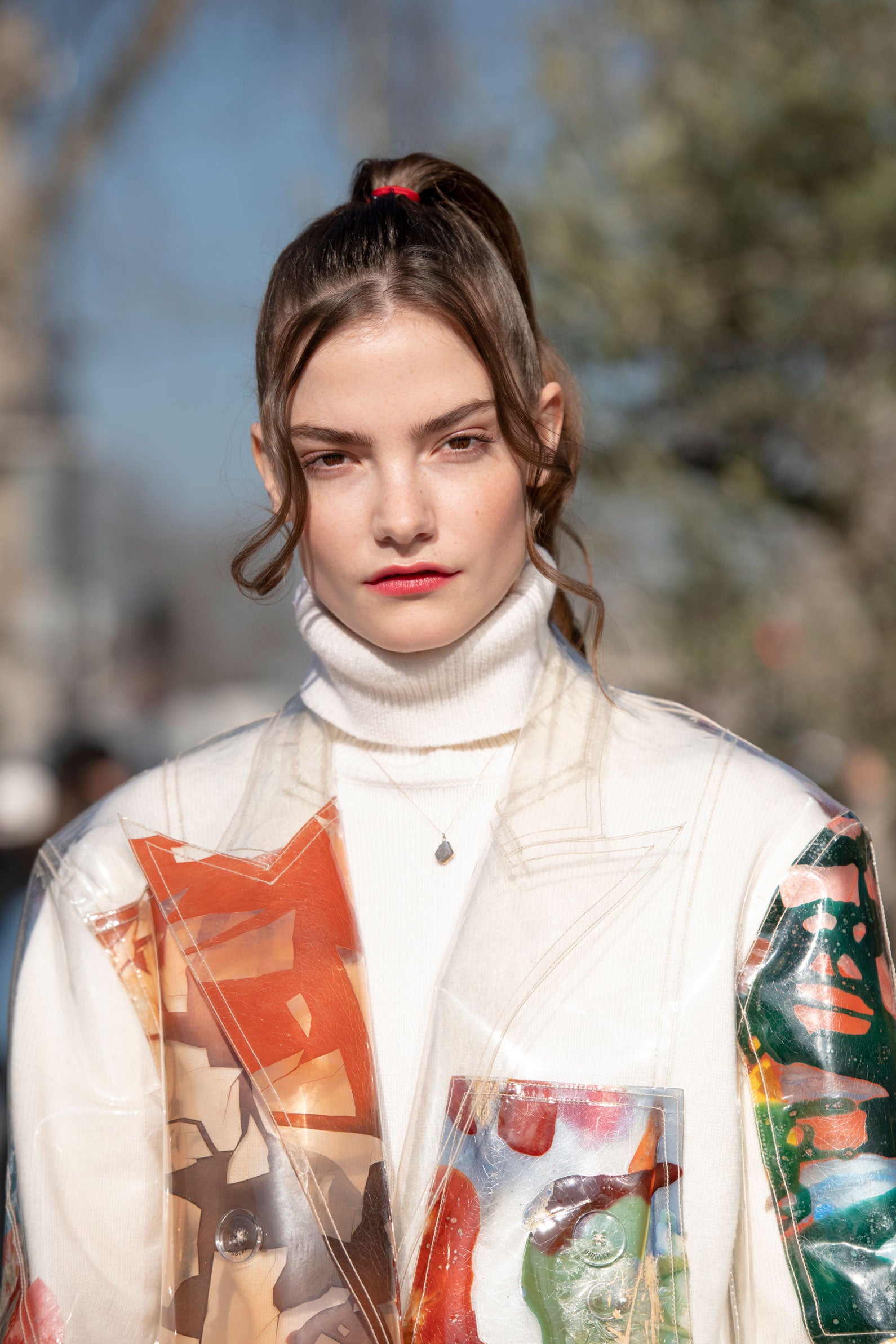 Los años 90 siguen influyendo en nuestra forma de vestir y de peinarnos, y la coleta de inspiración noventera no hemos dejado de verla en el street style. Tan simple como realizar una ponytail alta dejando libres dos mechones delanteros.