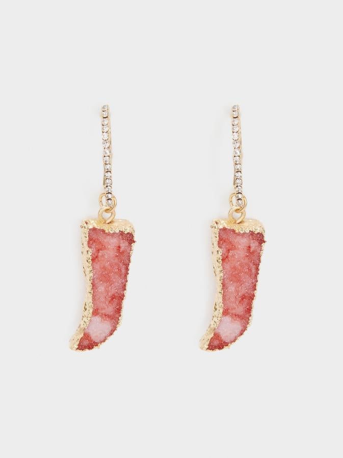 En Parfois apuestan por las piedras pero de una manera muy original, como estos pendientes colgantes en forma de cuerno, con una piedra en tono anaranjado que cuestan 7,99 euros.