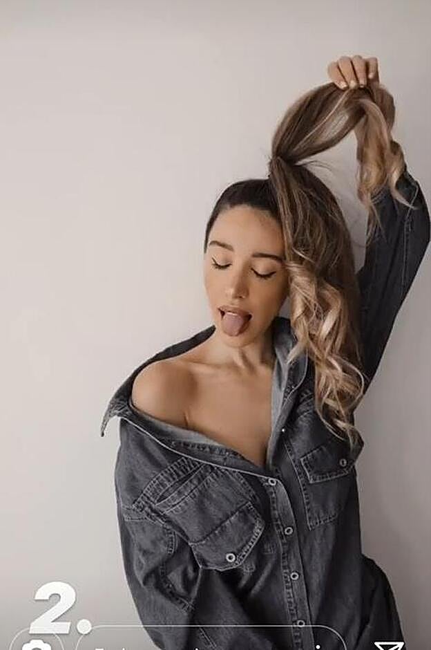 Para dar volumen a la coleta, la influencer opta por hacer ondas no muy marcadas de medios a puntas.