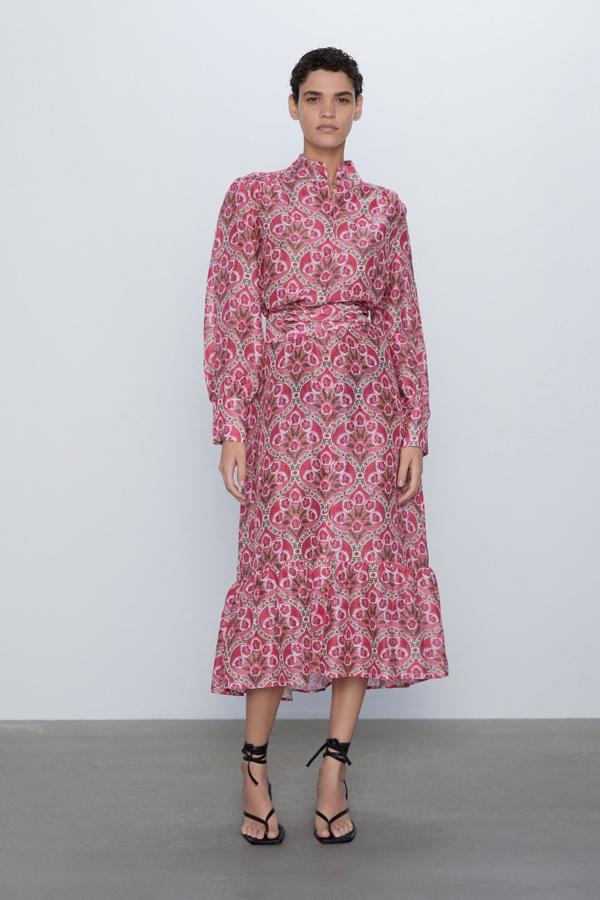 Los vestidos camiseros también funcionan como look de invitada. No hay más que ver este modelo de Zara, con un estampado en rosas y rojos, que luego te vas a poder poner para cualquier evento de temporada (49,95 euros).