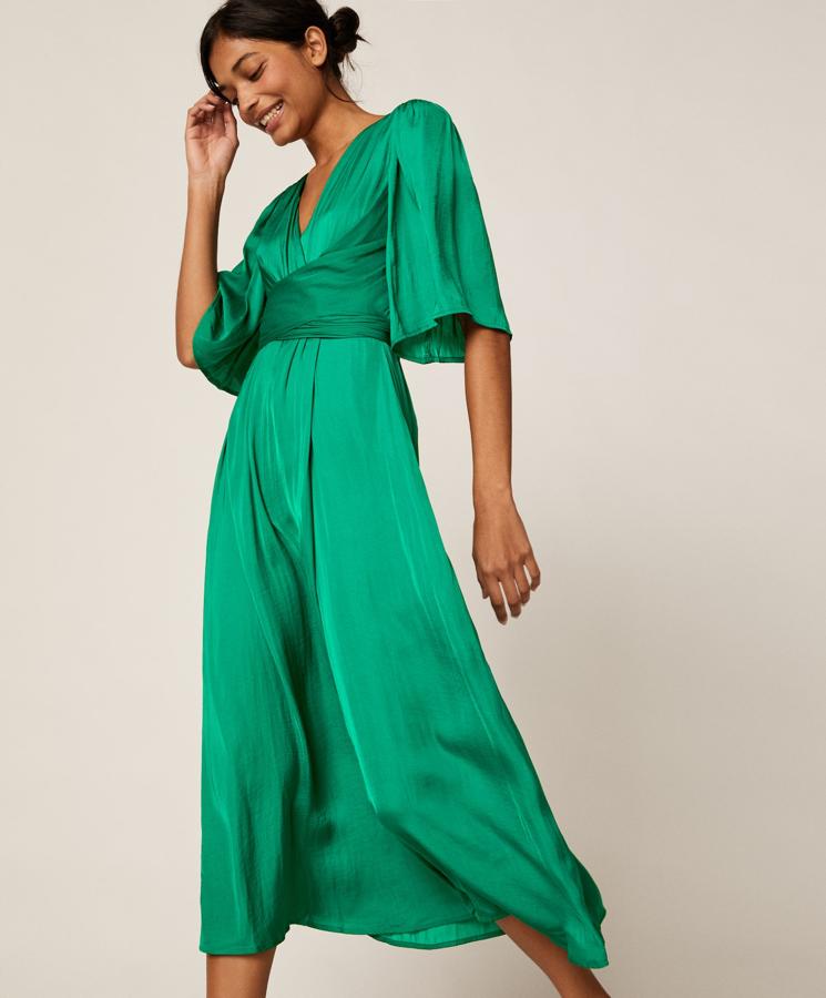 Ya te hemos hablado de la reedición de este vestido, que  ya fue uno de los más famosos de la temporada pasada para looks de invitada baratos . Es de Oysho y esta primavera han replicado la fórmula del éxito: un color verde brillante y un corte sencillo pero favorecedor (35,95 euros).