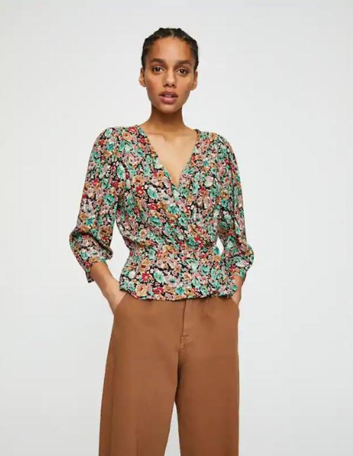 Blusa de estampado floral en diferentes colores con escote en pico cruzado, frunce en la cintura y mangas abullonadas (9,99 euros).