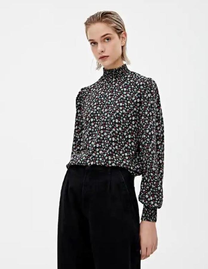 Blusa de flores pequeñas, manga larga y cuello subido con goma en los puños (9,99 euros).