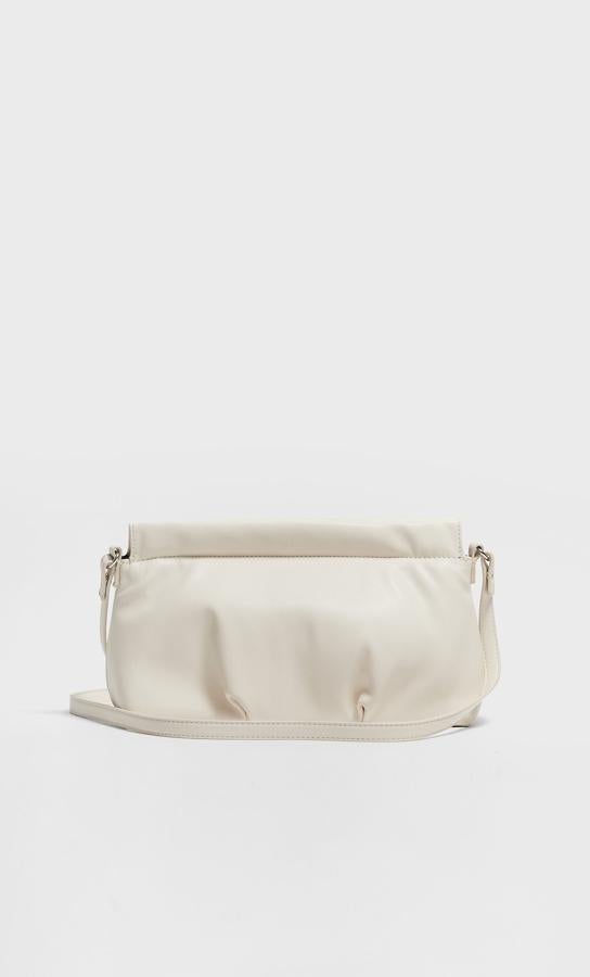 Con diseño alargado tipo clutch y fondo ancho, esta bandolera de Stradivarius con asa larga fina puede ser el bolso comodín de la primavera. Cuesta 17,99 euros.