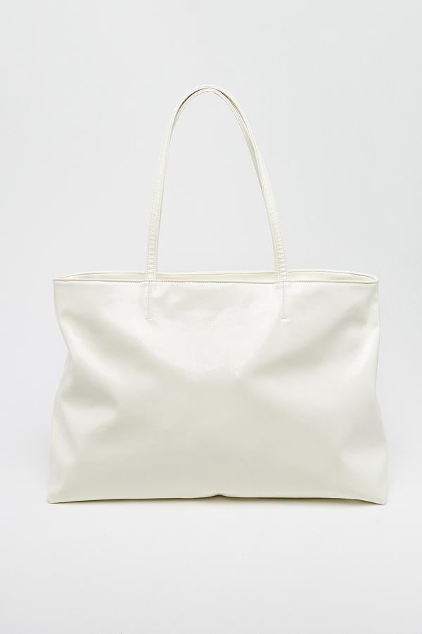 Blanco acharolado para este bolso shopper de Sfera con asa soble y cierre con cremallera. Cuesta 17,99 euros.