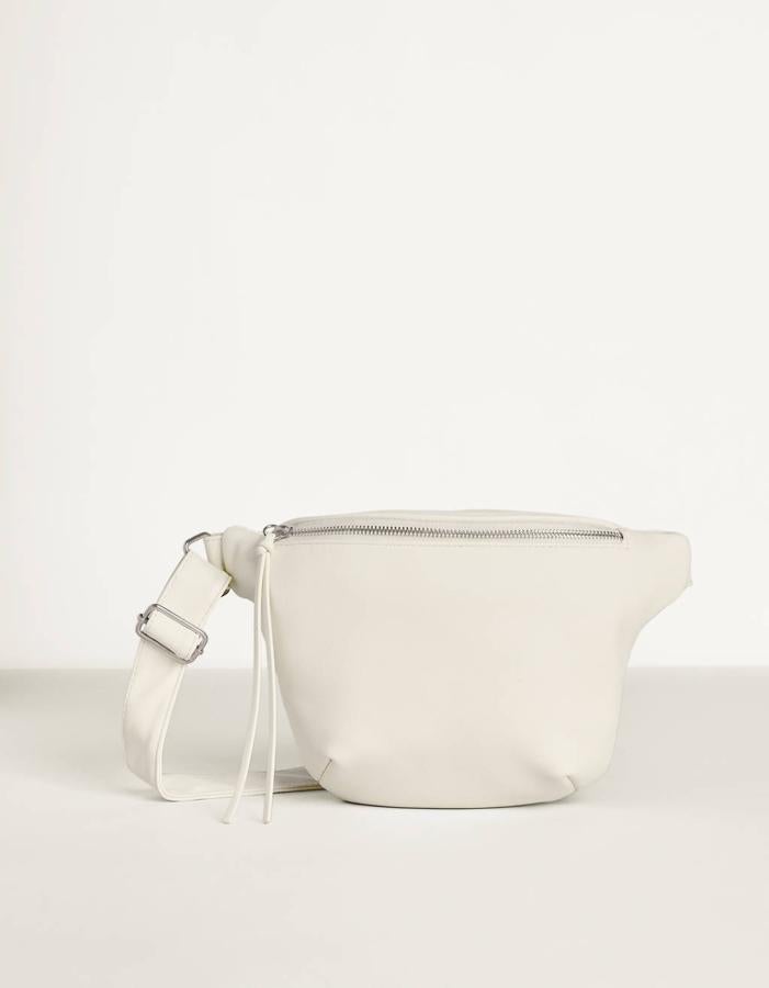 Nos guste o no las riñoneras están muy presentes en las colecciones de las firmas más juveniles, y esta de Bershka nos ha parecido perfecta para rejuvenecer nuestros looks casual. Cuesta 12,99 euros.