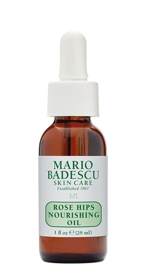 Tus uñas no van a lucir como se merecen si tus manos no están cuidadas. Con este aceite nutritivo de escaramujo de Mario Badescu conseguiremos revitalizar nuestra piel a la vez que cuidamos también nuestras cutículas.  En Sephora cuesta 24,95 euros  en formato de 29 ml.
