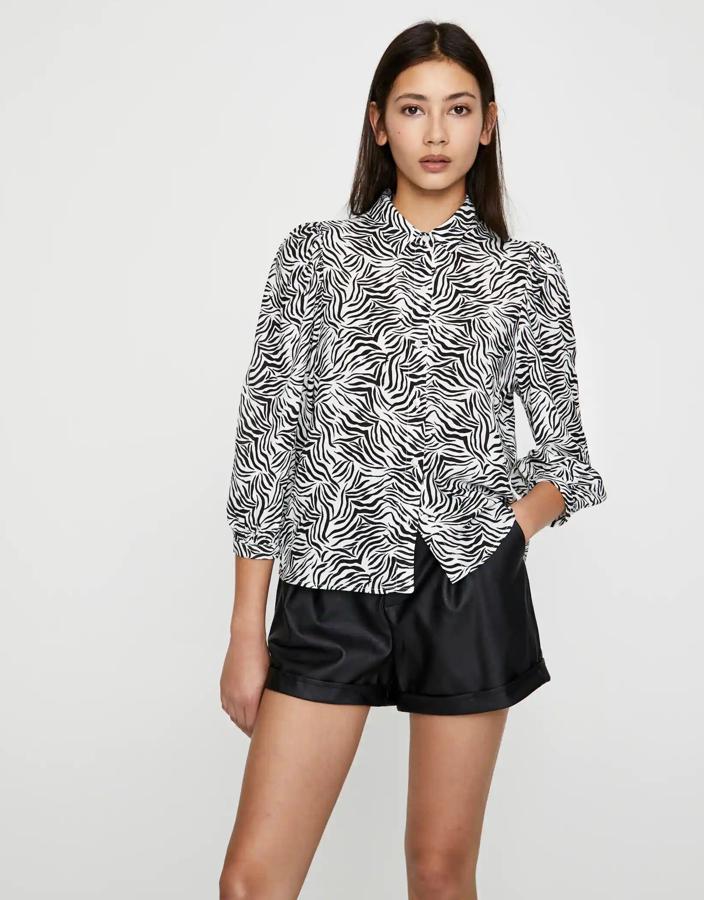 Pull & Bear rebaja el precio de esta camisa con print de cebra que tanto está gustando. Con manga abullonada y cierre frontal con botones, está disponible en las tallas XS, S y M y ahora tiene un precio de 7,99 euros.