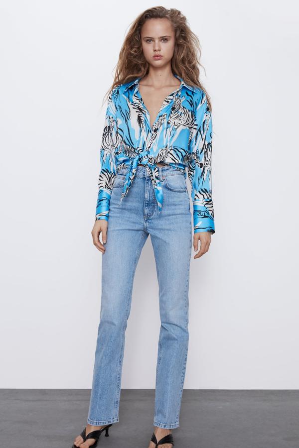 Esta camisa de manga larga fluida con cuello y solapa es de lo más favorecedora. Con estampado de cebras y un fondo azul, este diseño de Zara se cierra con una lazada delantera, y está disponible de la talla XS a la XL. Tiene un precio de 25,95 euros.