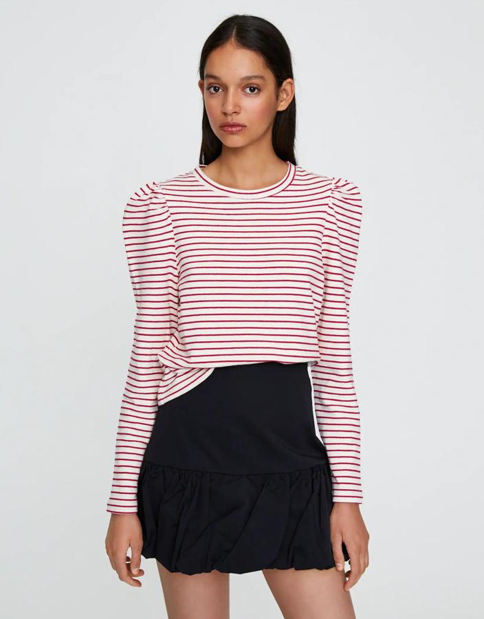 En Pull & Bear podemos encontrar esta opción de manga larga, con rayas en rojo (también la hay en negro), con manga abullonada. Está disponible de la talla XS a la L y han rebajado el precio, ahora cuesta 6,49 euros.