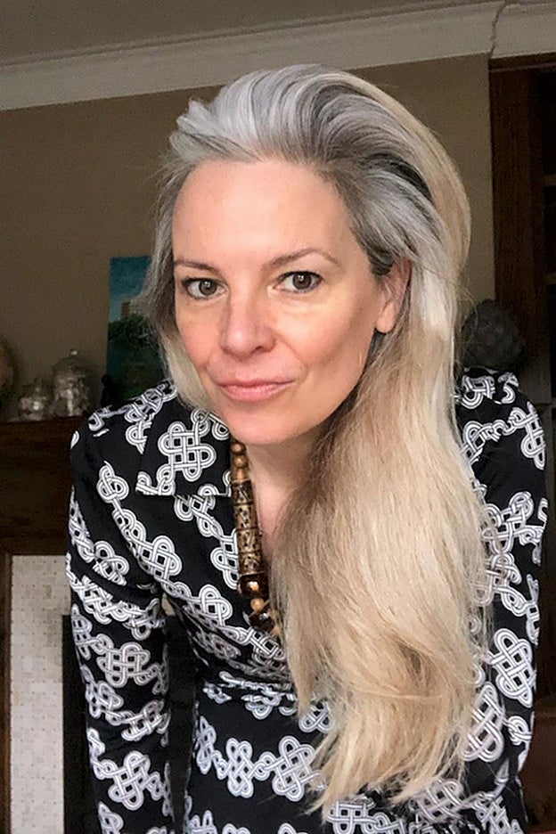 Si dejamos crecer las canas, quizá visualicemos el potencial de color que pueden llevar a una melena. Quedan fantásticas.