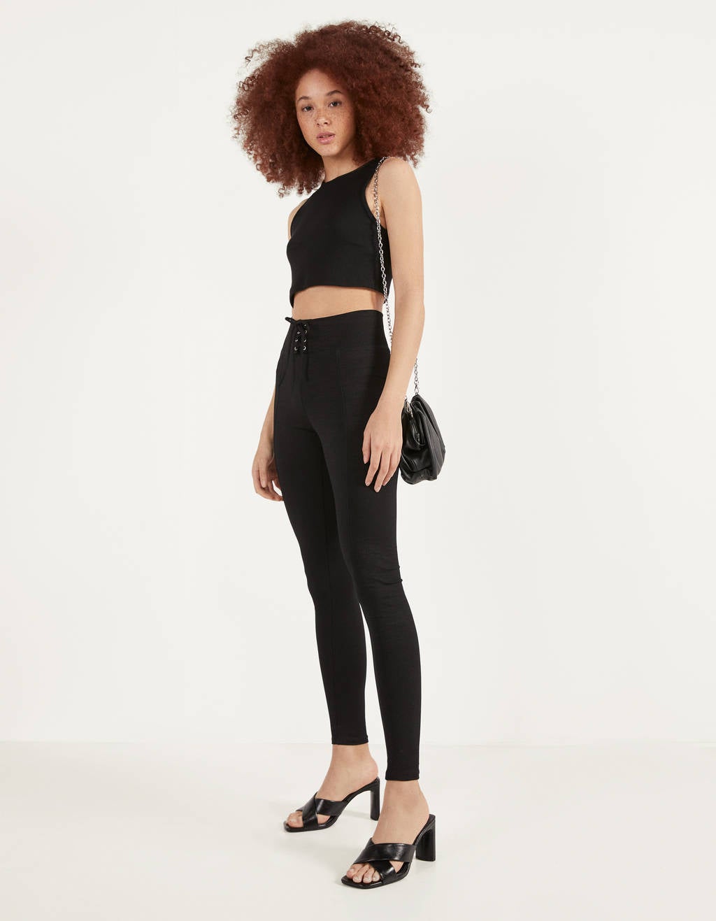 Estos leggings con lazada de tiro alto disimulan la tripa y se adaptan perfectamente a la figura. Y lo mejor es que podrás combinarlos con sandalias de tacón como propone Bershka. (17,99 euros).