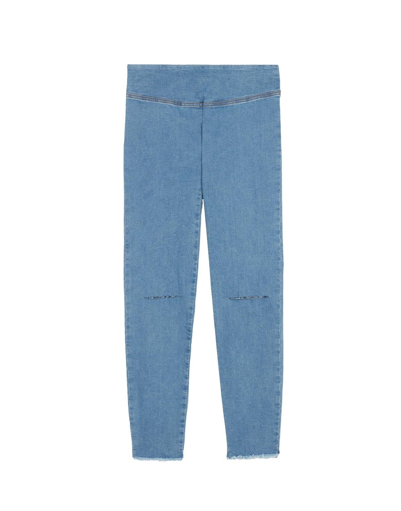 Si siempre te han gustado los jeans pero odias llevarlos en casa, ficha la versión en leggings. Estos de Calzedonia con rotos y bajos deshilachados son pura tendencia. (25,95 euros).