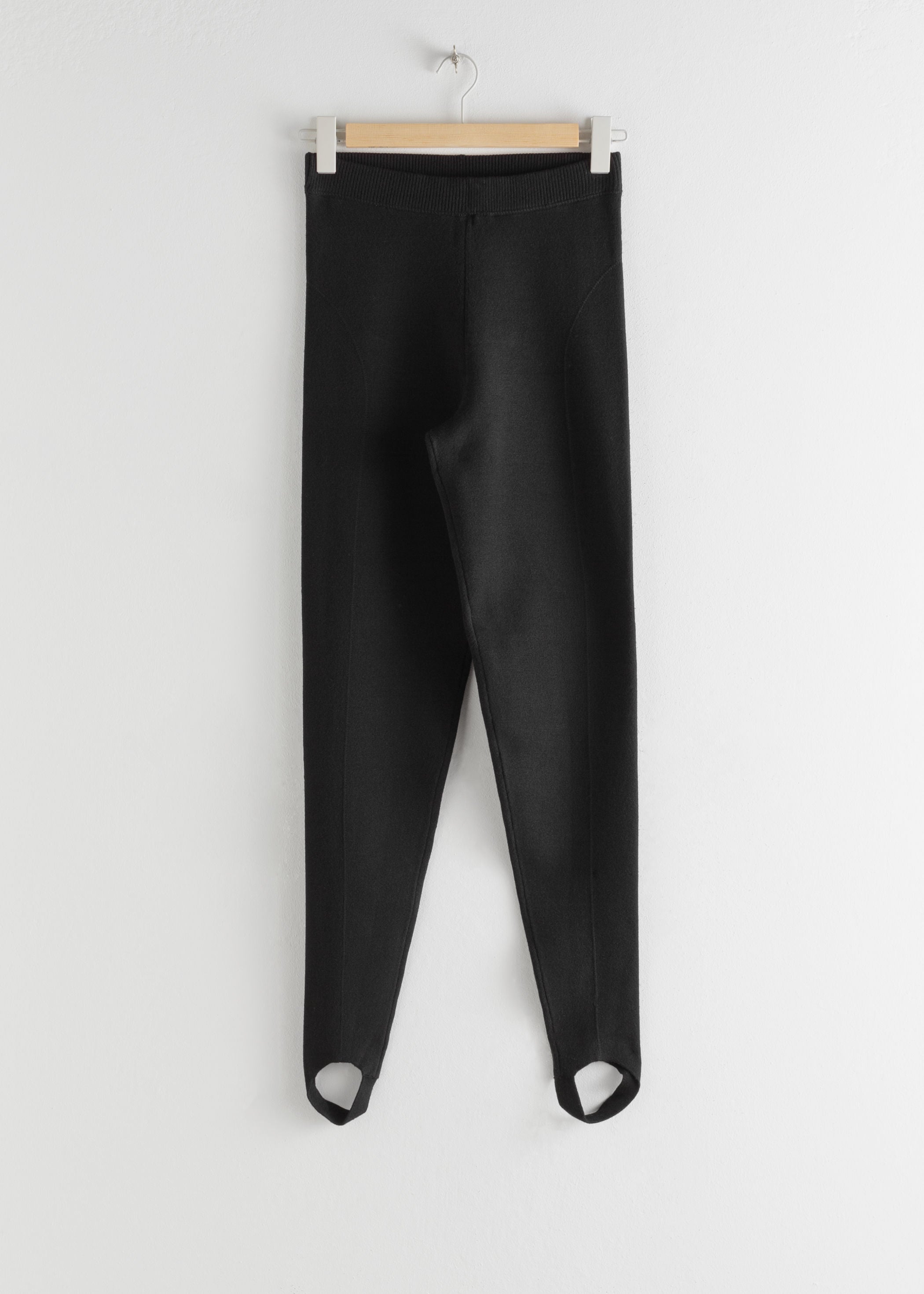 En &Other Stories hemos encontrado una versiín clásica de los 80, los leggings fuseau más cómodos de todo el low cost. (49 euros).