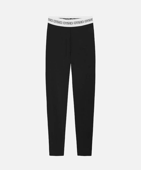 Para terminar, la versión deportiva. Estos leggings con el logo de Oysho en la goma de la cintura nos han conquistado. (19,95 euros).