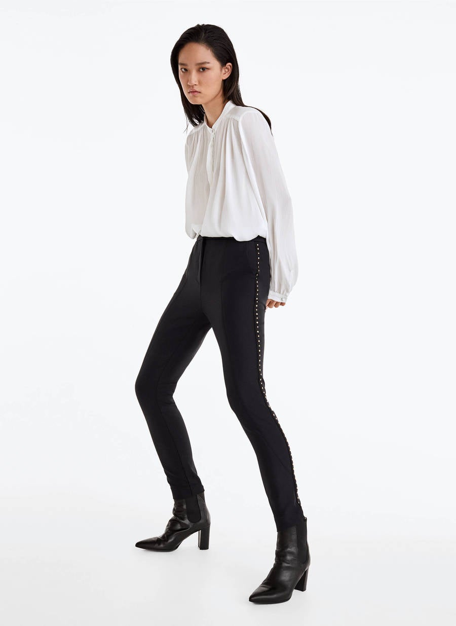 Los detalles marcan la diferencia y para ello Uterqüe ha añadido perlas en los laterales de unos leggings básicos negros para elevarlos a otro nivel. (79 euros).