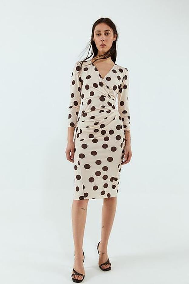 Espectacular vestido blanco de grandes lunares negros, de la nueva colección de Sfera.