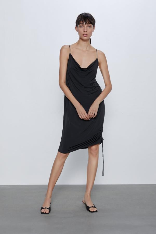 Vestido de punto de seda con cordón lateral y escote drapeado (17,95 euros).