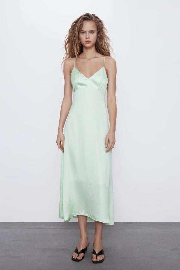 Si te gusta el verde menta,  hay mucho donde elegir . Pero una de nuestras prendas favoritas es este sencillo vestido de raso (29,95 euros).