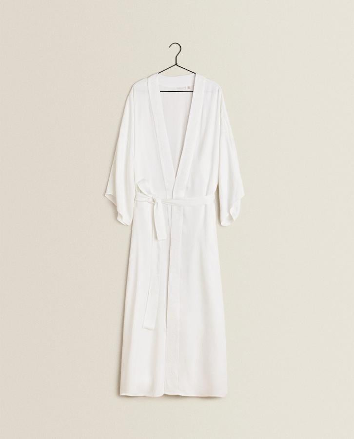 Esta bata blanca con bordados puede convertirse en tu amiga fiel. De Zara Home, (59,99 euros).