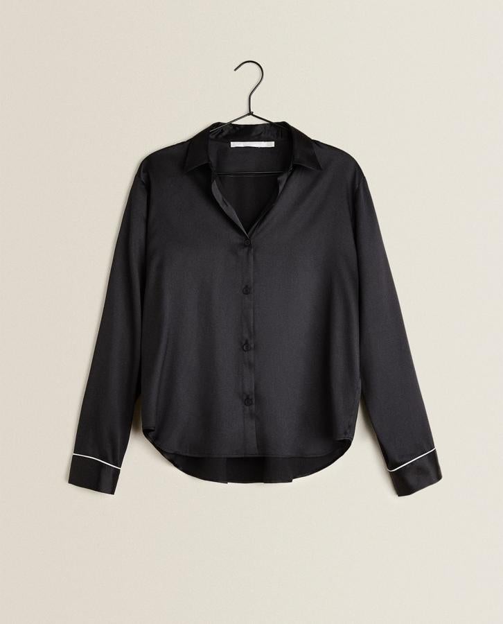 ¿Lo mejor de los pijamas de seda? Que luego los podrás llevar en la calle. Este negro es la opción más ponible, de Zara Home, (69,99 euros).