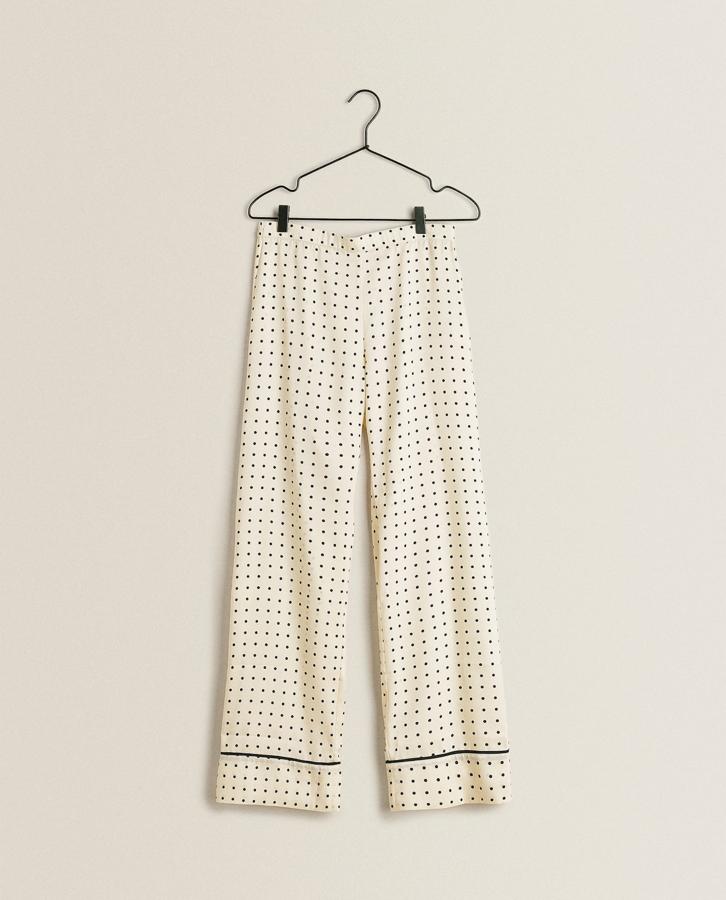 La parte de abajo del pijama es, aunque no lo creas, un fondo de armario. Un jersey ancho y lista para la aventura (aka pasear por el salón), de Zara Home, (29,99 euros).