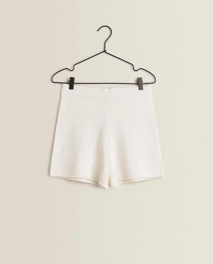 Short de punto fino a conjunto con la chaqueta, ideal para olvidarte (aunque se aun rato) del pijama, de Zara Home, (39,99 euros).